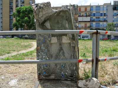 ...riproduce un signore in piedi